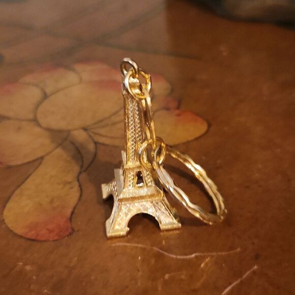 Eiffel Tower Gold Keychain Paris France - Picture 3 of 3